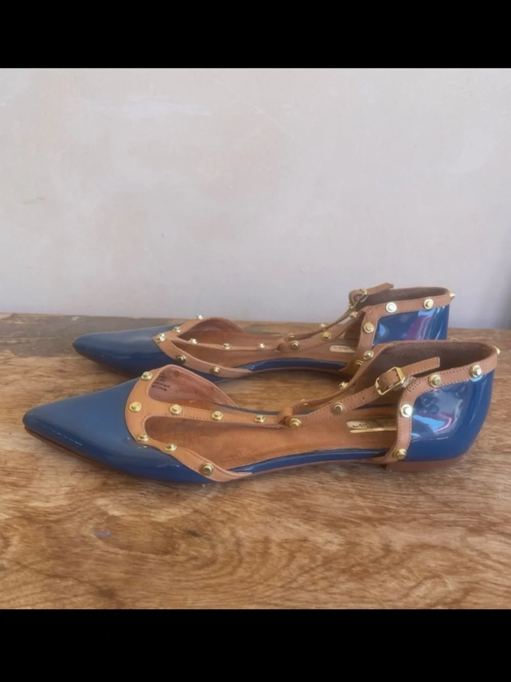 HALOGEN “Olsen” Blue Tan Gold Studded T-Strap Leather Pointed Toe Flats Sz 9.5 - Picture 4 of 11